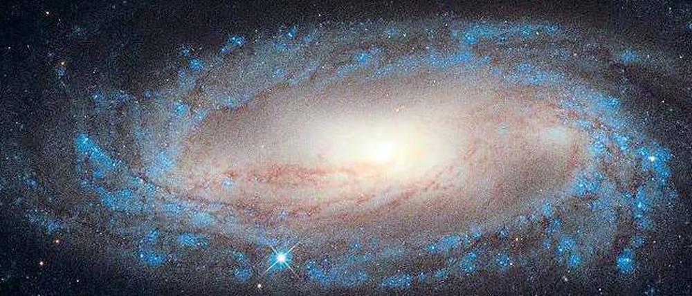Himmlisches Karussell. Ohne die Dunkle Materie und ihre Gravitationskraft würden Galaxien auseinanderfliegen. 