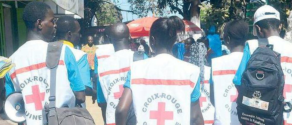 Gegen die Angst. Mitarbeiter des Roten Kreuzes klären die Menschen in Guinea auf, wie sie sich vor Ebola schützen können.
