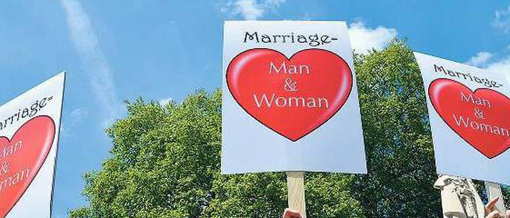 Homophobe Demonstranten in London mit Schildern "Marriage - Man and Woman"