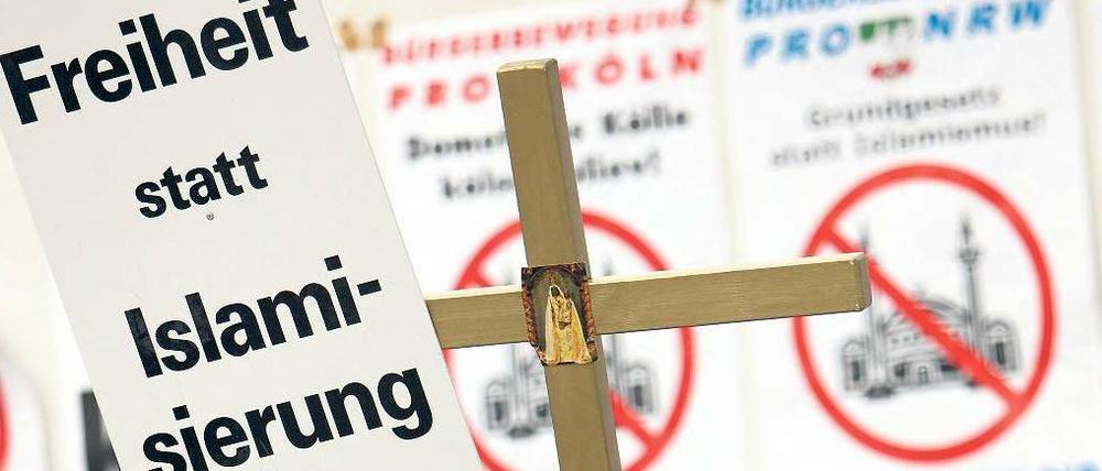 „Rohe Bürgerlichkeit“. Die Propaganda der Rechtspopulisten (hier eine Demonstration im Jahr 2009 gegen den Bau einer Moschee in Köln) stößt im gutsituierten Mittelstand durchaus auf Gehör, sagt Andreas Zick. Foto: dpa