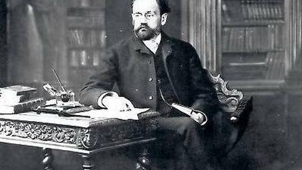 Émile Zola an seinem Schreibtisch.
