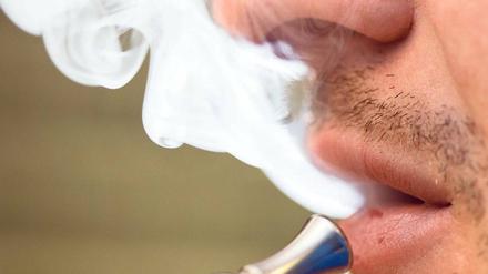 Dampfen statt Rauchen. Krebserregende Stoffe wie beim Verbrennen von Tabak entstehen dabei nicht.