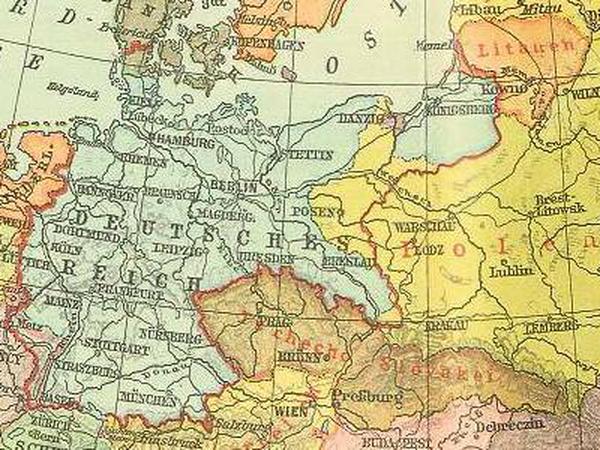 In diesem deutschen Schulatlas von 1925 findet sich der Versailler Friedensvertrag von 1919 nur in der territorialen Farbgebung, aber nicht in der roten Grenzziehung wieder: Diese folgt weiter den Vorkriegsgrenzen. 