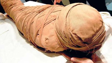 Einbalsamiert und umwickelt. Durch die Mumifizierung bleibt der Körper über Jahrtausende erhalten. 