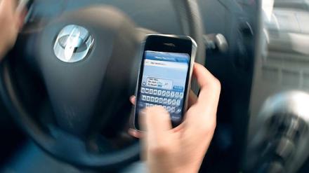 Nur schnell antworten. Laut Umfrage lesen 30 Prozent der Autofahrer in Deutschland Kurznachrichten auf ihrem Telefon. 20 Prozent gaben an, hinterm Steuer auch selbst Mitteilungen zu verfassen. 