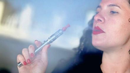 Wer eine E-Zigarette „dampft“, verringert sein Gesundheitsrisiko im Vergleich zum herkömmlichen Rauchen.