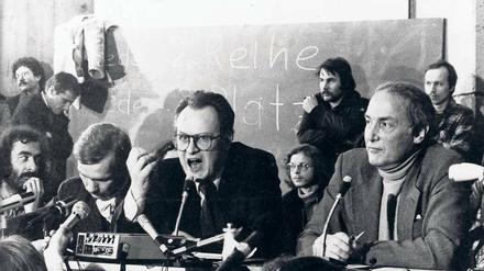 Gemeinsam mit Wissenschaftssenator Peter Glotz (SPD) nimmt Lämmert 1978 als Präsident der FU am Tunix-Kongress an der TU teil.