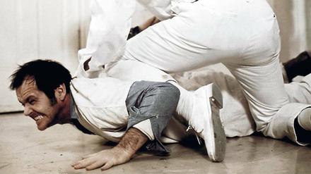 Zerrbild. Der Film „Einer flog über das Kuckucksnest“ (1975, im Bild Jack Nicholson als Patient „Mac“ McMurphy) zeigte die Psychiatrie nicht so, wie sie wirklich ist. Aber er prägte mit suggestiven Szenen das Bild der Öffentlichkeit über Zwangsbehandlungen.