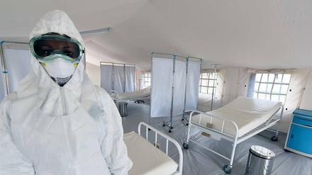 Gut gerüstet. Das Virus hat bereits das Grenzgebiet zur Elfenbeinküste erreicht. Damit die ersten Fälle dort sofort isoliert werden können, stehen Behandlungszelte bereit.
