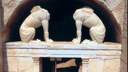 Das Bild zeigt zwei steinerne Sphingen mit abgeschlagenen Köpfen.