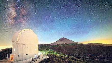 Das Bild zeigt ein Observatorium auf Teneriffa, von dem aus ein Lichtstrahl gesendet wird.