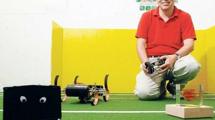 Verspielt. Der Informatiker Raúl Rojas und sein Team haben auch fußballspielende Roboter entwickelt und in Turnieren erprobt. Das Ziel ist bessere künstliche Intelligenz. 