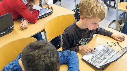 Lernen im Netz. In Deutschland werden Laptopklassen zwar gefördert, aber im internationalen Vergleich ist die IT-Ausstattung in Schulen eher mäßig.
