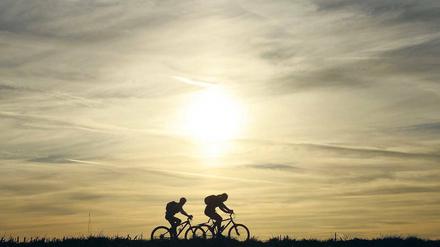 Licht tanken: Auch im Herbst gibt es noch ausreichend Gelegenheit für diese Radfahrer, die Vitamin-D-Speicher an der frischen Luft aufzufüllen.