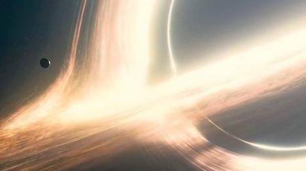 Am Abgrund. In „Interstellar“ fliegen die Filmhelden zu einem Planeten, der ein Schwarzes Loch eng umkreist. 