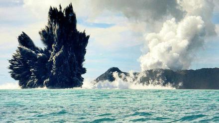 Vor drei Milliarden Jahren brachten Unterwasservulkane viel Eisen zu den Blaualgen, wodurch sie weniger Sauerstoff produzierten. Diese Aufnahme stammt von einer Eruption im Atlantik vor der Kanareninsel El Hierro.