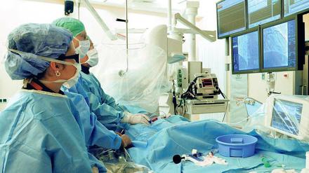 Herzkatheter-Untersuchung bei einem Infarktpatienten am Herzzentrum Brandenburg.