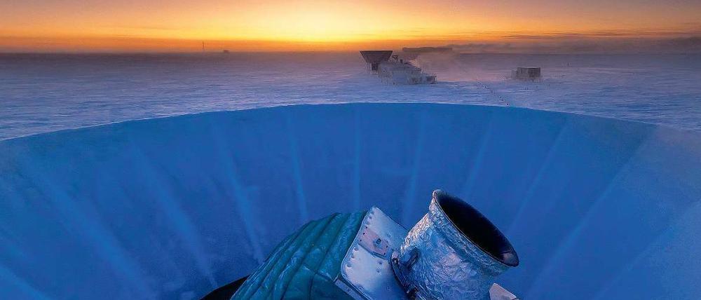 Blick in den Himmel. Das Teleskop Bicep2 an der amerikanischen Südpolstation. Hier meinten Forscher, Spuren aus der Zeit unmittelbar nach dem Urknall gefunden zu haben. 