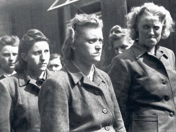 Irma Grese (Mitte) und andere KZ-Aufseherinnen des Konzentrationslagers Bergen-Belsen.