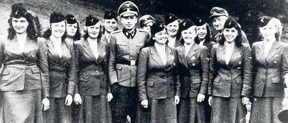 Helferinnen der SS posieren 1944 mit SS-Obersturmführer Karl-Friedrich Höcker beim Erholungsheim Solahütte unweit des Vernichtungslagers Auschwitz.