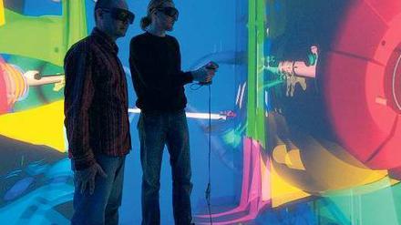Zwei Männer stehen in einem farbigen, virtuell erzeugten Raum.