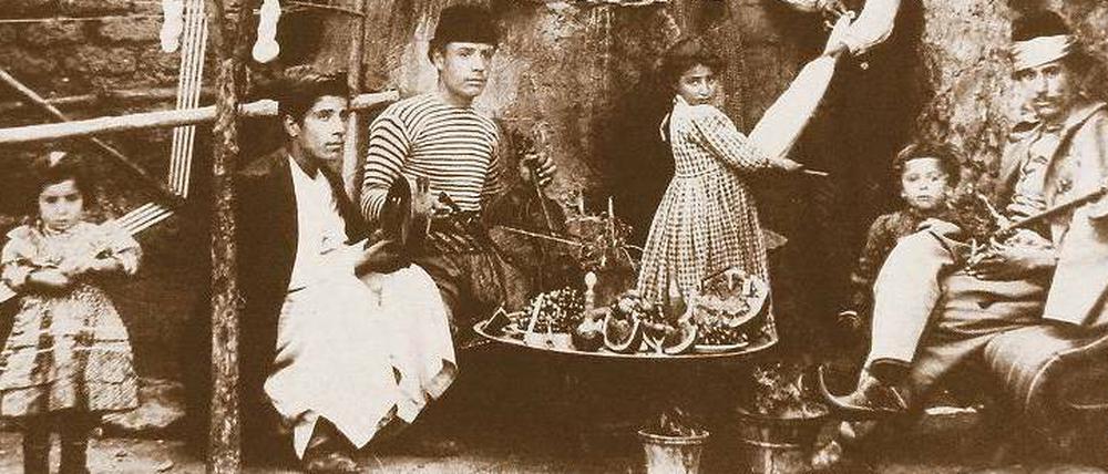 Mitten aus dem Leben. Das Bild einer armenischen Seidenspinnerei in Hussenig (Kharpert) um 1900 ist ein Beispiel des vielfältigen Alltagslebens, das auf www.houshamadyan.org dokumentiert wird. 