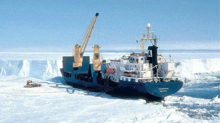 Ein Forschungsschiff setzt Messgeräte auf dem Schelfeis der Antarktischen Halbinsel ab.