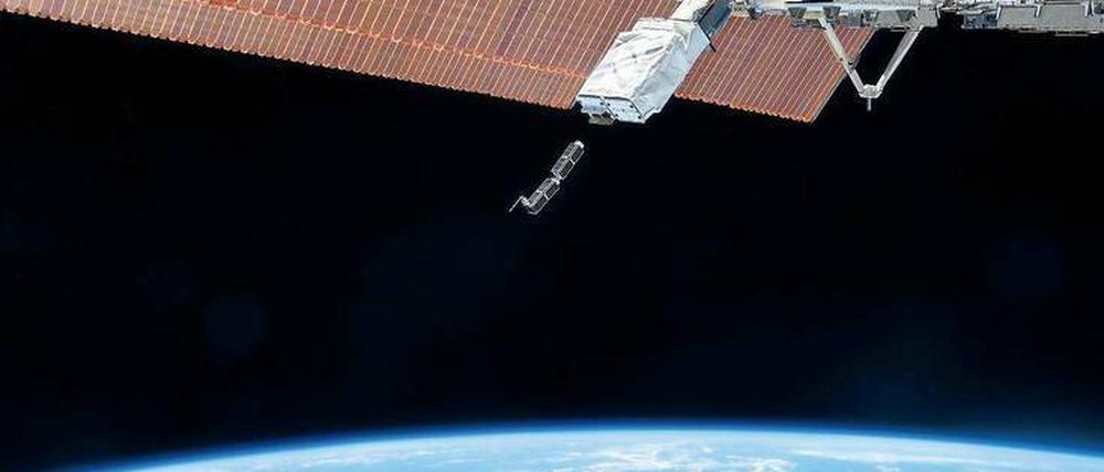 Cubesats werden von der ISS ins Weltall entlassen. 