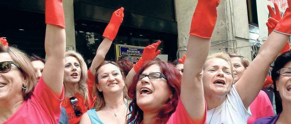 Ganz unten. Arbeitsfelder, auf denen Frauen arbeiten, trifft die Krise besonders. Das Foto zeigt Putzfrauen, die gegen ihre Entlassung aus dem griechischen Finanzministerium protestieren. Die neue Regierung hat sie wieder angestellt. 
