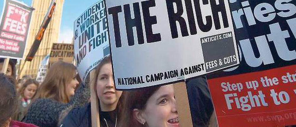 Studierende halten Schilder mit Aufschriften wie"Free Education, tax the rich" ("Freie Bildung, besteuert die Reichen") hochgehalten.