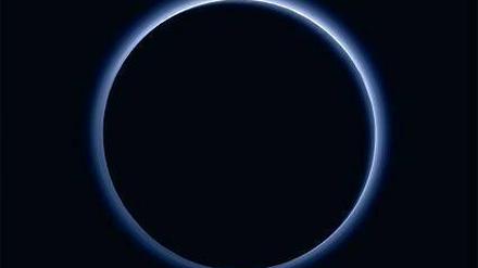 Hauchdünn ist die Atmosphäre von Pluto. Am Boden ist der Luftdruck hunderttausendmal geringer als auf der Erde. 