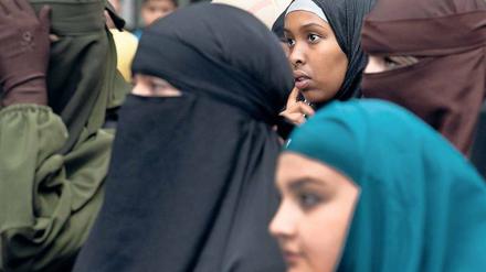 Religion als Fluchtpunkt. Gebannt hören junge Frauen in Offenbach einem Salafisten-Prediger zu.