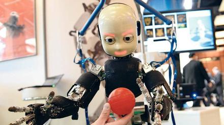 Intelligenzbestie. Bislang tun Maschinen nur das, was ihnen Menschen zuvor ins Programm geschrieben haben. Roboter wie der humanoide „ iCub“ jedoch sind so konstruiert, dass sie selbstständig lernen – zum Beispiel einen Ball zu greifen. 