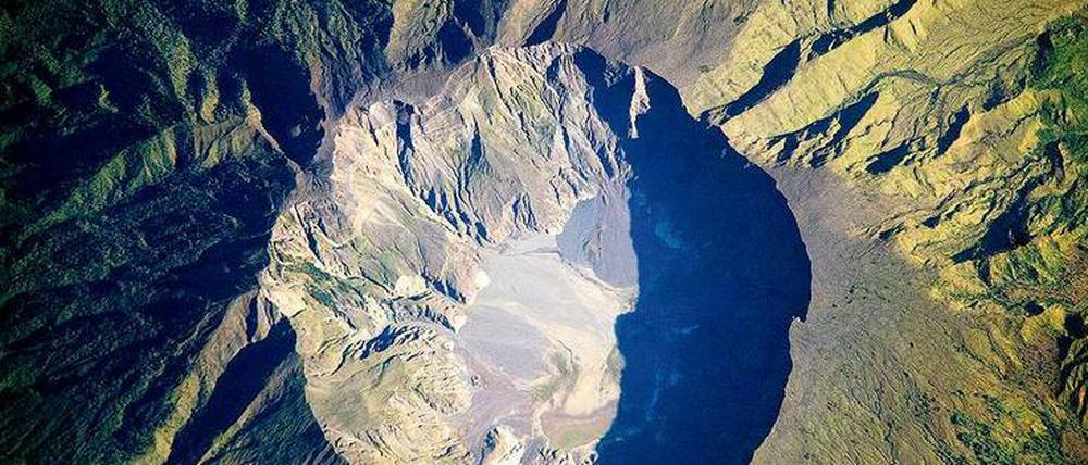 Die Luftaufnahme zeigt die Caldera des Tambora-Vulkans.
