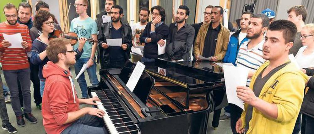 Engagiert. Musikhochschulen unterstützen Flüchtlinge – etwa indem sie ihnen wie hier in Trossingen singend Deutsch beibringen. 