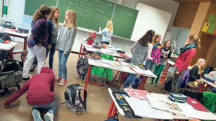 Ansprechend. Gruppenarbeit in einem Gymnasium in Baden-Württemberg. Der Soziologe Hartmut Rosa beschreibt Bildungsprozesse als „Zum-Klingen-Bringen der Welt“. Haben sich Lehrer, Schüler und Stoff dagegen nichts zu sagen, wird die Schule zur „Entfremdungszone“. 