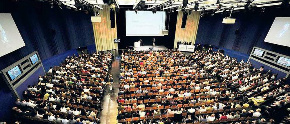 Die Zukunft im Blick. Rund 1200 Gäste kamen zur "Digital-Future"-Konferenz ins ehemalige Kino Kosmos an der Frankfurter Allee in Berlin-Friedrichshain.