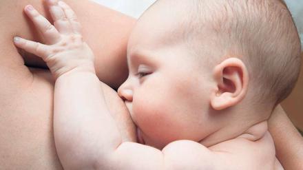 Geborgen. Stillen ist gut für Babys und ihre Mütter. Etwa die Hälfte von ihnen nimmt während der Stillzeit Medikamente – und fragt sich, welche Folgen das für ihr Kind hat. 