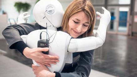 „Du wirkst bedrückt. Kann ich dir irgendwie helfen?“Pepper, der Freund und Helfer im Alltag, wird seit 2015 in Japan verkauft. Zielgruppe: Familien, Paare, Alleinstehende. Das Foto zeigt die Kommunikationsmanagerin der Firma Aldebaran, die den Roboter herstellt. 