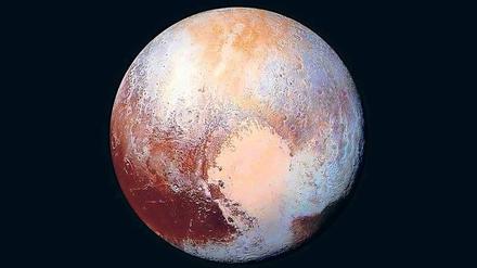 Ein Herz für Pluto. Die Region Sputnik Planitia, das linke Segment des „Herzens“ auf dem Planeten, entstand mutmaßlich nach dem Einschlag eines Kometen. Sputnik Planitia war zunächst nordwestlich gelegen und richtete sich neu aus, als sich sein Becken mit Eis füllte.Fotos: J.T. Keane/dpa