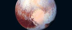 Ein Herz für Pluto. Die Region Sputnik Planitia, das linke Segment des „Herzens“ auf dem Planeten, entstand mutmaßlich nach dem Einschlag eines Kometen. Sputnik Planitia war zunächst nordwestlich gelegen und richtete sich neu aus, als sich sein Becken mit Eis füllte.Fotos: J.T. Keane/dpa