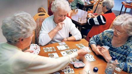 Durch Brett- und Kartenspiele trainieren Senior:innen ihre kognitiven Fähigkeiten und ihr Gedächtnis.