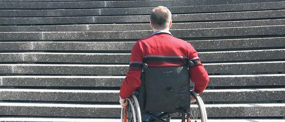 Wegen der Nervenschäden sind MS-Patienten nicht selten auf den Rollstuhl angewiesen. Doch neue Medikamente können vielen helfen. 