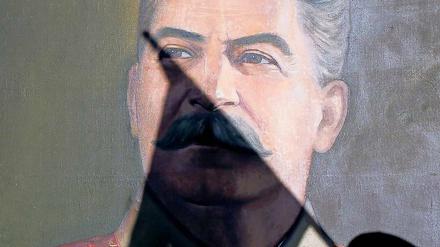 „Macht der Unordnung“. Stalin herrschte durch Willkür. Das Foto zeigt einen georgischen Stalinisten an Stalins Geburtstag im vergangenen Dezember. 
