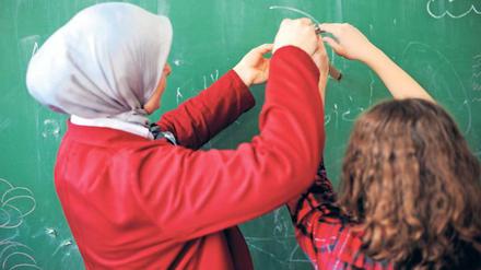 Eingestellt. In vielen Bundesländern dürfen Lehrerinnen unterrichten, wenn sie den „Schulfrieden“ nicht stören. 