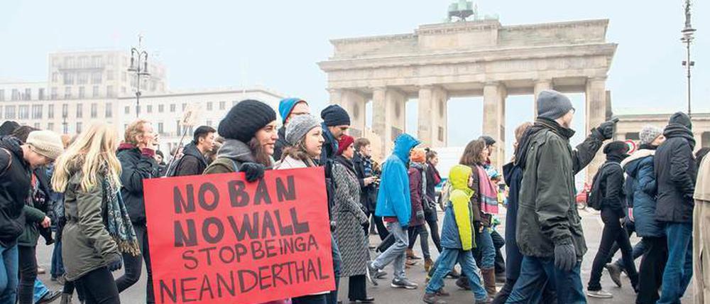 Grenzenlos empört. Wie vielerorts in den USA gehen auch in Berlin Menschen gegen die Abschottungspolitik des neuen US-Präsidenten auf die Straße. Im HU-Zentrum sollen etwa gesellschaftliche Veränderungen durch Grenzziehungen erforscht werden. 