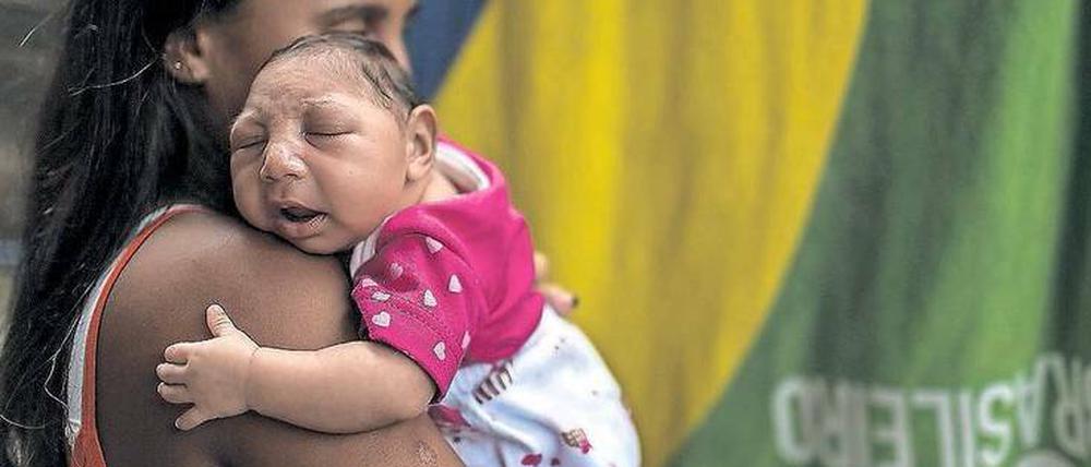 Vor allem in Lateinamerika, wie hier in Brasilien, werden viele Kinder mit Fehlbildungen geboren, deren Mütter sich in der Schwangerschaft mit Zika infiziert hatten.