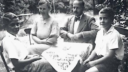 Familienbande. Das Bild zeigt Friedrich Weißler im Juli 1936 im Kreis seiner Familie im Pfarrhaus Plossig. Es handelt sich um die letzte von Weißler überlieferte Aufnahme, im Oktober des Jahres wurde er inhaftiert . 