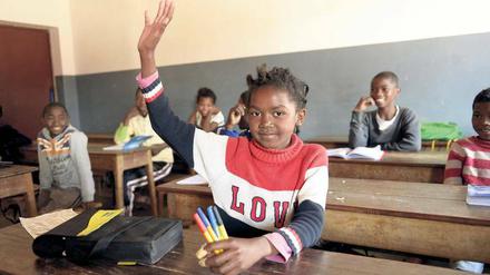 Neue Chancen. Vor allem, wenn in die Bildung von Mädchen investiert wird, kommt das der Gesundheit der ganzen Familie zugute. Doch weltweit gehen 263 Millionen Kinder nicht zur Schule. Im Bild eine Schülerin auf Madagaskar. 