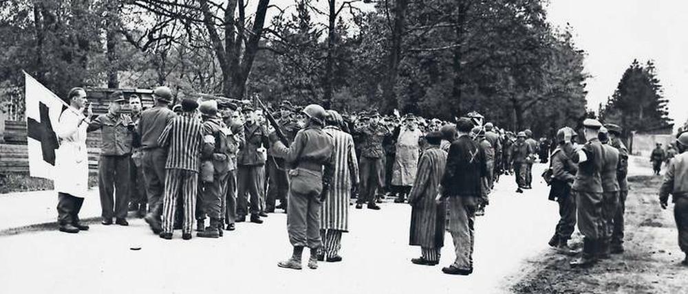 Am 30. April 1945 ergaben sich im Konzentrationslager Dachau Wächter und SS-Leute den Truppen der US-Armee. Frühe Arbeiten Sybille Steinbachers trugen dazu bei, dass sich die Stadt Dachau der Mitverantwortung stellte. 